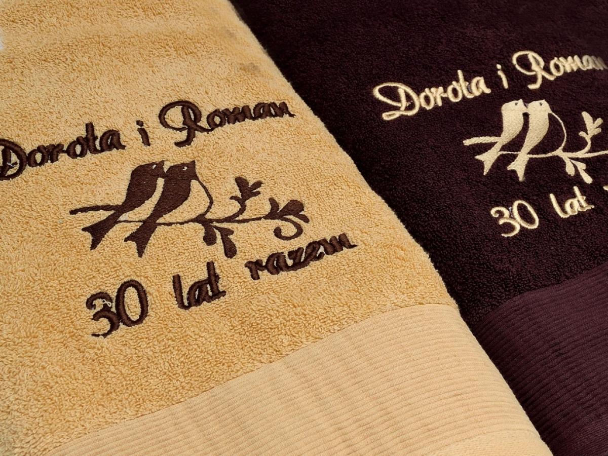 Brązowy i bezowy ręcznik z wyhaftowanymi słowikami i imionami. Prezent z okazji rocznicy ślubu
