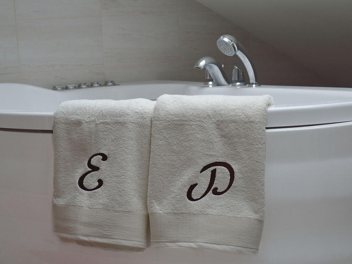 Ręczniki kremowe z wyhaftowanymi pierwszymi literami imion. Prezent na parapetówkę