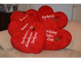Walentynkowe poduszki w kształcie serca z haftem