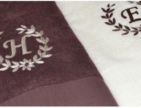 Kremowy i brązowy ręcznik z wyszytym monogramem. Na kremowym ręczniku nitka brązowa , na brązowym ręczniku nitka kremowa